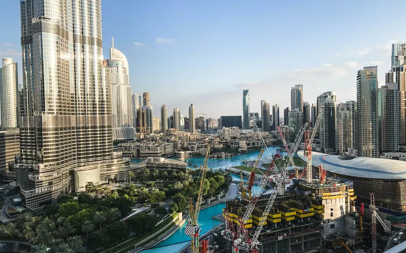 Grúas y torres en construcción junto al Burj Khalifa, en Dubái