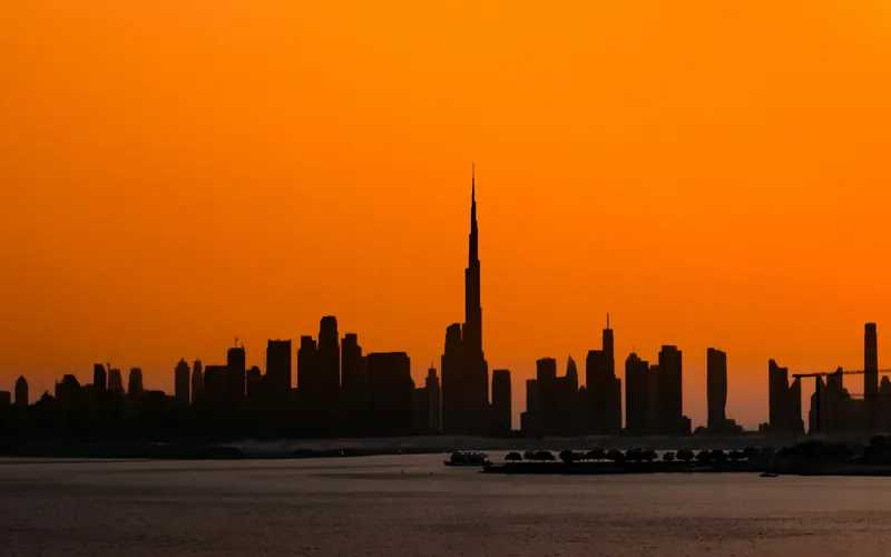 El skyline de Dubái al atardecer desde Dubai Creek Harbour