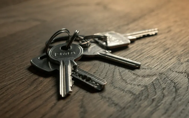 Llaves de una vivienda sobre una mesa de madera