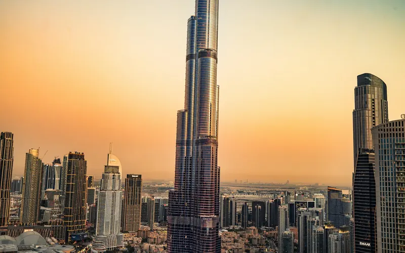 El Burj Khalifa y el centro de Dubái al atardecer