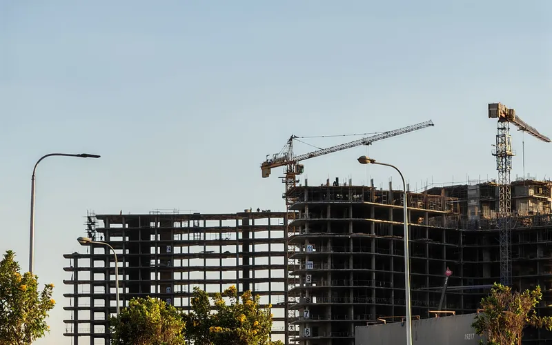 Edificios de viviendas en obra con grúas en Dubái
