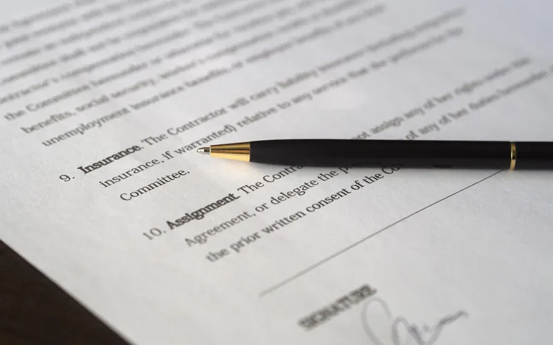 Bolígrafo sobre un contrato de compraventa