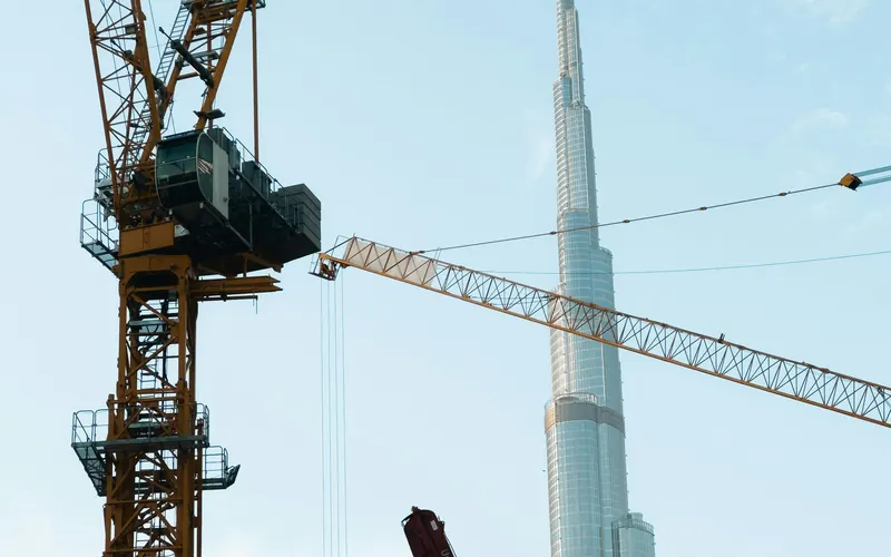 Grúa de obra junto al Burj Khalifa