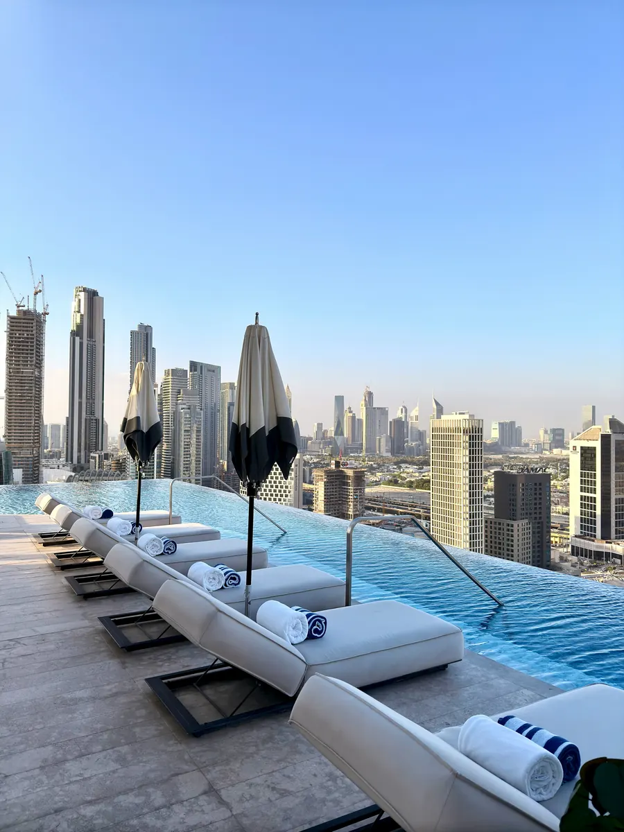 Piscina en la azotea de un edificio de Dubái
