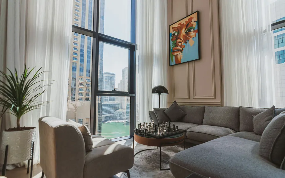 Salón de un piso con ventanales sobre Dubai Marina
