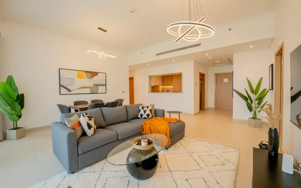 Salón luminoso de un piso en Dubái